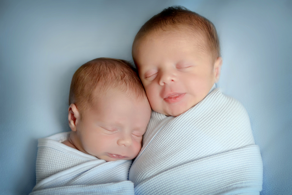 Обиженный близнецы. Дети двойняшки. Близнецы мальчики. Младенцы двойняшки. Фотосессия двойняшек.