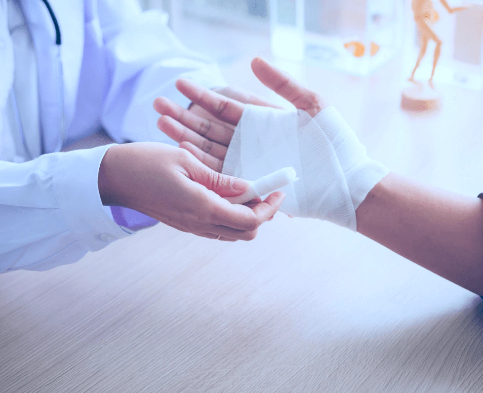 Médico aplicando membrana amniótica translúcida nas mãos de paciente como curativo biológico para acelerar cicatrização em ambiente clínico